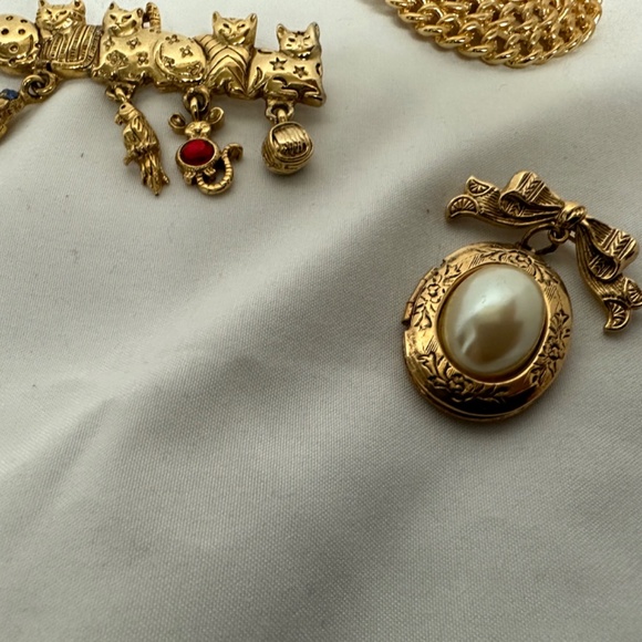 Brooch pins and locket - Picture 5 of 7